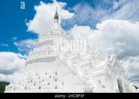 Hsinbyume-Pagode oder Myathindan-Pagode, ein weißer religiöser buddhistischer Tempel in Mingun, Myanmar, Burma Stockfoto