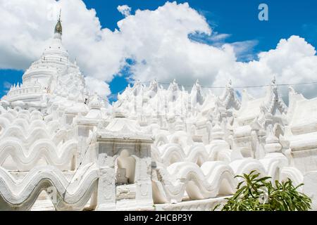 Hsinbyume-Pagode oder Myathindan-Pagode, ein weißer religiöser buddhistischer Tempel in Mingun, Myanmar, Burma Stockfoto