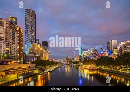 Australien, Melbourne, Victoria, klarer Himmel über Booten, die im Hafen von Williamstown mit der Skyline der Stadt im Hintergrund schweben Stockfoto