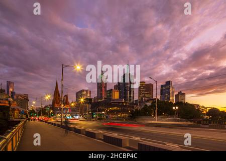 Australien, Melbourne, Victoria, Wolkenverhangener Himmel über dem Kanal des Yarra River in Southbank in der Abenddämmerung Stockfoto