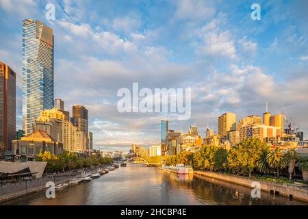 Australien, Melbourne, Victoria, Wolkenverhangener Himmel über der Saint Kilda Road in der Abenddämmerung Stockfoto