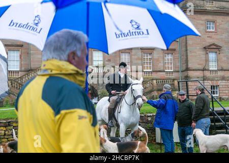 Hagley, Worcestershire, Großbritannien. 27th Dez 2021. Pferde und Hunde versammeln sich mit Unterstützern im Regen zum ersten Treffen der Albrighton- und Woodland-Jagd in der Hagley Hall seit der Coronavirus-Pandemie. Die Albrighton und Woodland Hunt treffen sich jährlich in der Hagley Hall in Worcestershire. Kredit: Peter Lopeman/Alamy Live Nachrichten Stockfoto