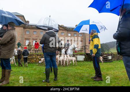 Hagley, Worcestershire, Großbritannien. 27th Dez 2021. Pferde und Hunde versammeln sich mit Unterstützern im Regen zum ersten Treffen der Albrighton- und Woodland-Jagd in der Hagley Hall seit der Coronavirus-Pandemie. Die Albrighton und Woodland Hunt treffen sich jährlich in der Hagley Hall in Worcestershire. Kredit: Peter Lopeman/Alamy Live Nachrichten Stockfoto