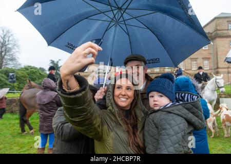 Hagley, Worcestershire, Großbritannien. 27th Dez 2021. Pferde und Hunde versammeln sich mit Unterstützern im Regen zum ersten Treffen der Albrighton- und Woodland-Jagd in der Hagley Hall seit der Coronavirus-Pandemie. Die Albrighton und Woodland Hunt treffen sich jährlich in der Hagley Hall in Worcestershire. Kredit: Peter Lopeman/Alamy Live Nachrichten Stockfoto