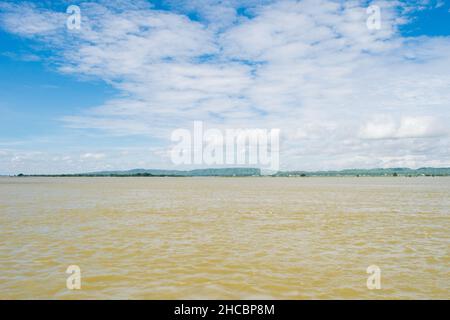 Ein Panoramablick über den Irrawadden River, zwischen der Stadt Mandalay und Mingun, Myanmar, Burma Stockfoto