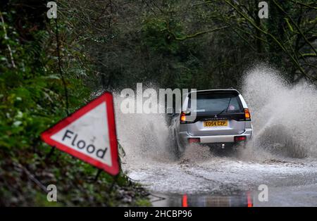 Autos fahren im Wye Valley in Wales zwischen Monmouth und Tintern durch Hochwasser. Bilddatum: Montag, 27. Dezember 2021. Stockfoto