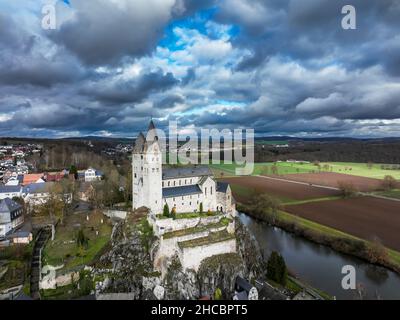 Deutschland, Hessen, Limburg an der Lahn, Dietkirchen, Helikopteransicht von Sturmwolken über der Kirche St. Lubentius Stockfoto