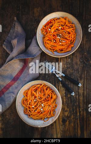 Studioaufnahme von zwei Schüsseln veganer Linguini mit Sauce Stockfoto