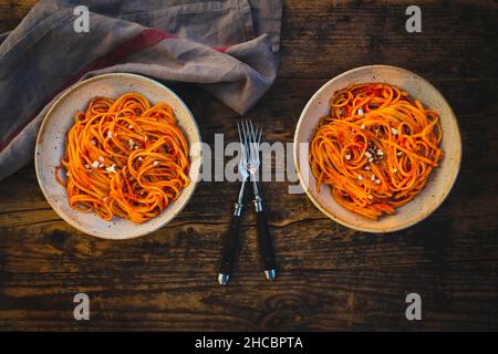 Studioaufnahme von zwei Schüsseln veganer Linguini mit Sauce Stockfoto