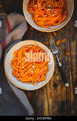 Studioaufnahme von zwei Schüsseln veganer Linguini mit Sauce Stockfoto