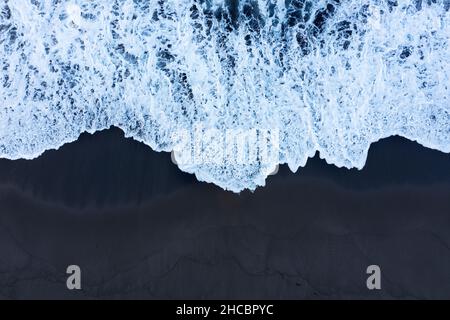 Drohnenansicht von Wellen, die Sand von Praia de Santa Barbara streicheln Stockfoto