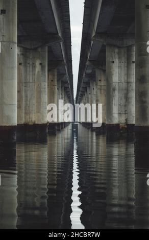 Spanien, Provinz A Coruna, Neda, Unterseite einer langen Brücke, die sich über stehendes Wasser spannt Stockfoto