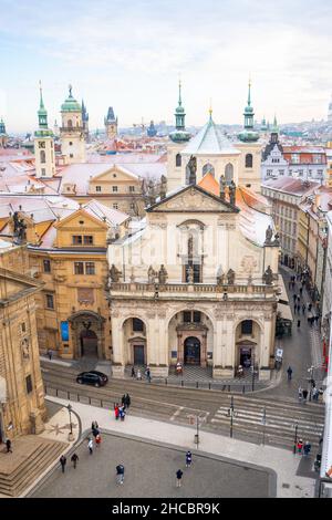 Prag, Tschechische Republik - 26. Dezember 2021: Panorama des Prager Klementinums und schneebedeckte Dächer im Winter, Tschechische Republik Stockfoto