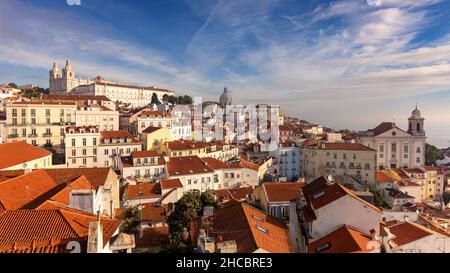 Das Miradouro Portas do Sol ist einer der berühmtesten und attraktivsten Aussichtspunkte in Lissabon. Es blickt auf das alte maurische Viertel der Alfama. Stockfoto