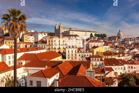 Das Miradouro Portas do Sol ist einer der berühmtesten und attraktivsten Aussichtspunkte in Lissabon. Es blickt auf das alte maurische Viertel der Alfama. Stockfoto