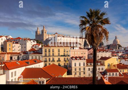 Das Miradouro Portas do Sol ist einer der berühmtesten und attraktivsten Aussichtspunkte in Lissabon. Es blickt auf das alte maurische Viertel der Alfama. Stockfoto