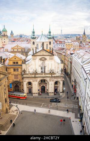 Prag, Tschechische Republik - 26. Dezember 2021: Panorama des Prager Klementinums und schneebedeckte Dächer im Winter, Tschechische Republik Stockfoto