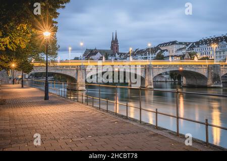 Schweiz, Basel-Stadt, Basel, Promenade entlang des Rheinkanals mit Mittelbrücke im Hintergrund Stockfoto