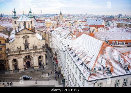 Prag, Tschechische Republik - 26. Dezember 2021: Panorama des Prager Klementinums und schneebedeckte Dächer im Winter, Tschechische Republik Stockfoto