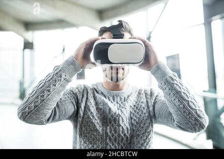 Entwickler, die Virtual-Reality-Headsets bei der Roboterwerkstatt verwenden Stockfoto