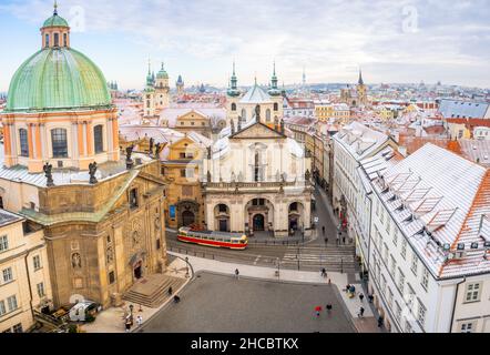 Prag, Tschechische Republik - 26. Dezember 2021: Panorama des Prager Klementinums und schneebedeckte Dächer im Winter, Tschechische Republik Stockfoto