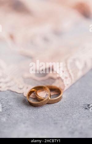 Studioaufnahme von zwei goldenen Eheringen Stockfoto
