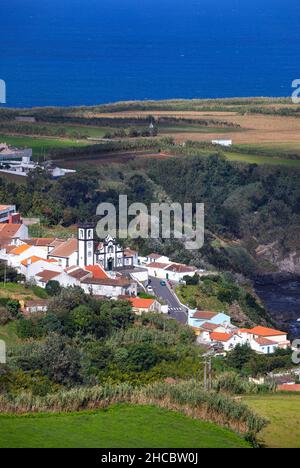 Portugal, Azoren, Porto Formoso, Luftaufnahme der Küstenstadt auf der Insel Sao Miguel Stockfoto