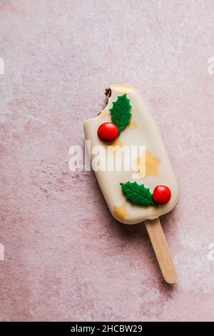 Weißer Schokoladenkuchen knallt auf den Teller Stockfoto