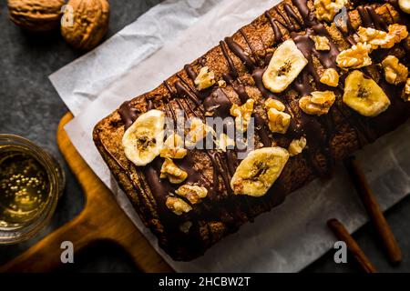Scheibe Orangenkuchen in Teller mit Gabel auf Tisch Stockfoto