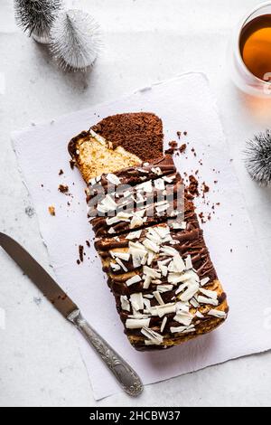 Vanille- und Schokoladenkuchen auf Kühlregal Stockfoto