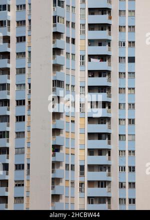 Portugal, Azoren, Ponta Delgada, Reihen von identischen Wohngebäude Balkone Stockfoto