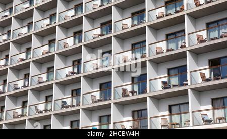 Portugal, Azoren, Ponta Delgada, Reihen von identischen Wohngebäude Balkone Stockfoto