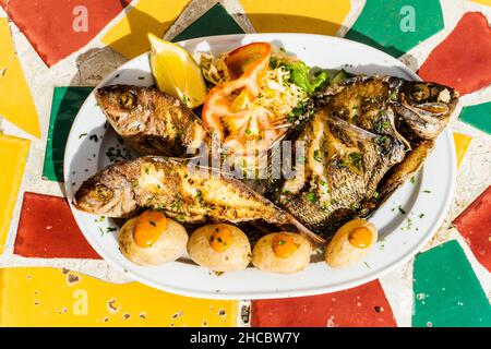 Frittierter Fisch mit Salat und traditionellen Kartoffeln mit roter Sauce auf Gran Canaria, Kanarische Inseln, Spanien Stockfoto