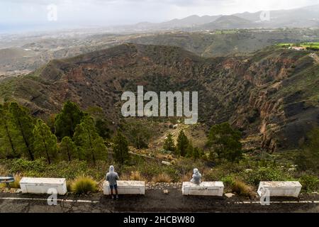 Ein paar Touristen bewundern den Vulkankrater Bandama Caldera auf Gran Canaria, Kanarische Inseln, Spanien Stockfoto
