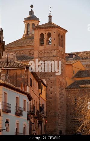 Glockenturm im Mudéjar-Stil der Kirche Santiago del Arrabal in Toledo, Spanien. Stockfoto