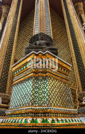 Hoher, golddekorierter Turm mit Buddha-Statue im Grand Palace Bangkok, Thailand Stockfoto