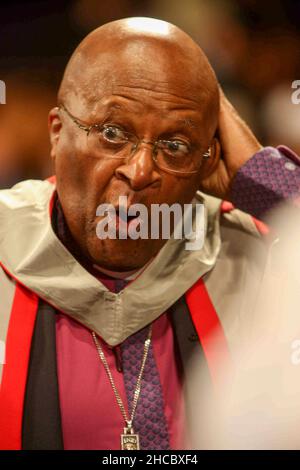 ERZBISCHOF DEMOND TUTU AM FREITAGNACHMITTAG, DEM 15 2011WHERE. JULI, ERHIELT ER SEINEN EHRENDOKTORTITEL AN DER UNIVERSITY OF LEICESTER. Erzbischof Desmond Tutu, einer der bedeutendsten Friedensaktivisten der Welt, wurde heute (Fr) mit einem Ehrendoktortitel ausgezeichnet. Der 79-Jährige wurde für seine Arbeit auf dem Gebiet der Rassenbeziehungen im Rahmen der Sonderfeier an der University of Leicester geehrt. Erzbischof Tutu, der 1984 für seinen Kampf gegen die südafrikanische Apartheid den Friedensnobelpreis erhielt, erhielt den Ehrendoktor der Briefe. „Es kann kein größeres Vorbild für unsere G Stockfoto