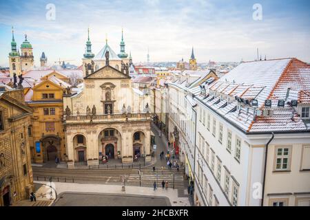 Prag, Tschechische Republik - 26. Dezember 2021: Panorama des Prager Klementinums und schneebedeckte Dächer im Winter, Tschechische Republik Stockfoto