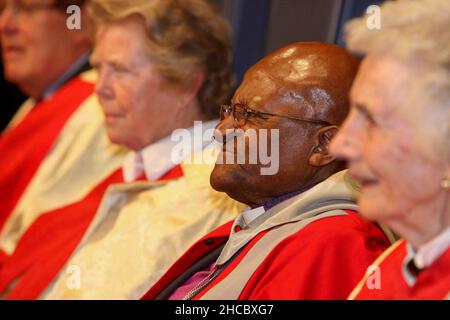 ERZBISCHOF DEMOND TUTU AM FREITAGNACHMITTAG, DEM 15 2011WHERE. JULI, ERHIELT ER SEINEN EHRENDOKTORTITEL AN DER UNIVERSITY OF LEICESTER. Erzbischof Desmond Tutu, einer der bedeutendsten Friedensaktivisten der Welt, wurde heute (Fr) mit einem Ehrendoktortitel ausgezeichnet. Der 79-Jährige wurde für seine Arbeit auf dem Gebiet der Rassenbeziehungen im Rahmen der Sonderfeier an der University of Leicester geehrt. Erzbischof Tutu, der 1984 für seinen Kampf gegen die südafrikanische Apartheid den Friedensnobelpreis erhielt, erhielt den Ehrendoktor der Briefe. „Es kann kein größeres Vorbild für unsere G Stockfoto