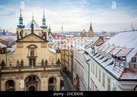 Panorama von Prag Klementinum und Dächer bedeckt mit Schnee im Winter, Tschechische Republik Stockfoto