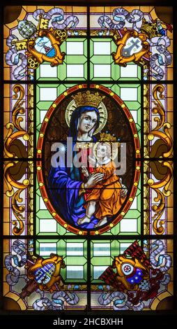 ROM, ITALIEN - 29. AUGUST 2021: Die madonna in der Glasmalerei in der Kirche Chiesa di Santa Maria della Scala von R. Gvarnieri Stockfoto