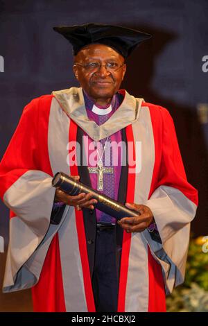 ERZBISCHOF DEMOND TUTU AM FREITAGNACHMITTAG, DEM 15 2011WHERE. JULI, ERHIELT ER SEINEN EHRENDOKTORTITEL AN DER UNIVERSITY OF LEICESTER. Erzbischof Desmond Tutu, einer der bedeutendsten Friedensaktivisten der Welt, wurde heute (Fr) mit einem Ehrendoktortitel ausgezeichnet. Der 79-Jährige wurde für seine Arbeit auf dem Gebiet der Rassenbeziehungen im Rahmen der Sonderfeier an der University of Leicester geehrt. Erzbischof Tutu, der 1984 für seinen Kampf gegen die südafrikanische Apartheid den Friedensnobelpreis erhielt, erhielt den Ehrendoktor der Briefe. „Es kann kein größeres Vorbild für unsere G Stockfoto