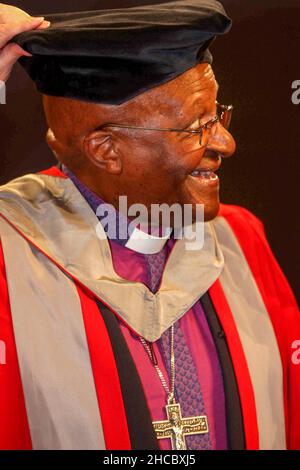 ERZBISCHOF DEMOND TUTU AM FREITAGNACHMITTAG, DEM 15 2011WHERE. JULI, ERHIELT ER SEINEN EHRENDOKTORTITEL AN DER UNIVERSITY OF LEICESTER. Erzbischof Desmond Tutu, einer der bedeutendsten Friedensaktivisten der Welt, wurde heute (Fr) mit einem Ehrendoktortitel ausgezeichnet. Der 79-Jährige wurde für seine Arbeit auf dem Gebiet der Rassenbeziehungen im Rahmen der Sonderfeier an der University of Leicester geehrt. Erzbischof Tutu, der 1984 für seinen Kampf gegen die südafrikanische Apartheid den Friedensnobelpreis erhielt, erhielt den Ehrendoktor der Briefe. „Es kann kein größeres Vorbild für unsere G Stockfoto