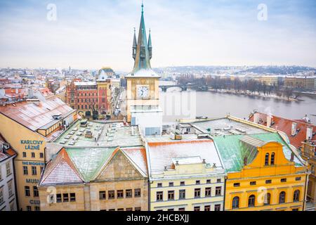 Prag, Tschechische Republik - 26. Dezember 2021: Panorama der schneebedeckten Prager Dächer im Winter, Tschechische Republik Stockfoto