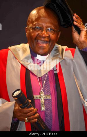 ERZBISCHOF DEMOND TUTU AM FREITAGNACHMITTAG, DEM 15 2011WHERE. JULI, ERHIELT ER SEINEN EHRENDOKTORTITEL AN DER UNIVERSITY OF LEICESTER. Erzbischof Desmond Tutu, einer der bedeutendsten Friedensaktivisten der Welt, wurde heute (Fr) mit einem Ehrendoktortitel ausgezeichnet. Der 79-Jährige wurde für seine Arbeit auf dem Gebiet der Rassenbeziehungen im Rahmen der Sonderfeier an der University of Leicester geehrt. Erzbischof Tutu, der 1984 für seinen Kampf gegen die südafrikanische Apartheid den Friedensnobelpreis erhielt, erhielt den Ehrendoktor der Briefe. „Es kann kein größeres Vorbild für unsere G Stockfoto