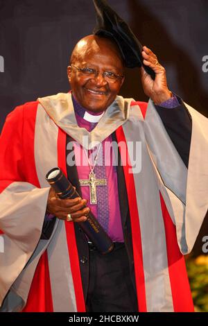 ERZBISCHOF DEMOND TUTU AM FREITAGNACHMITTAG, DEM 15 2011WHERE. JULI, ERHIELT ER SEINEN EHRENDOKTORTITEL AN DER UNIVERSITY OF LEICESTER. Erzbischof Desmond Tutu, einer der bedeutendsten Friedensaktivisten der Welt, wurde heute (Fr) mit einem Ehrendoktortitel ausgezeichnet. Der 79-Jährige wurde für seine Arbeit auf dem Gebiet der Rassenbeziehungen im Rahmen der Sonderfeier an der University of Leicester geehrt. Erzbischof Tutu, der 1984 für seinen Kampf gegen die südafrikanische Apartheid den Friedensnobelpreis erhielt, erhielt den Ehrendoktor der Briefe. „Es kann kein größeres Vorbild für unsere G Stockfoto