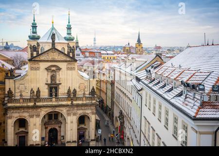 Prag, Tschechische Republik - 26. Dezember 2021: Panorama des Prager Klementinums und schneebedeckte Dächer im Winter, Tschechische Republik Stockfoto