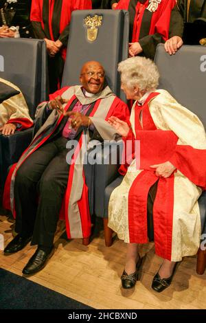 ERZBISCHOF DEMOND TUTU AM FREITAGNACHMITTAG, DEM 15 2011WHERE. JULI, ERHIELT ER SEINEN EHRENDOKTORTITEL AN DER UNIVERSITY OF LEICESTER. Erzbischof Desmond Tutu, einer der bedeutendsten Friedensaktivisten der Welt, wurde heute (Fr) mit einem Ehrendoktortitel ausgezeichnet. Der 79-Jährige wurde für seine Arbeit auf dem Gebiet der Rassenbeziehungen im Rahmen der Sonderfeier an der University of Leicester geehrt. Erzbischof Tutu, der 1984 für seinen Kampf gegen die südafrikanische Apartheid den Friedensnobelpreis erhielt, erhielt den Ehrendoktor der Briefe. „Es kann kein größeres Vorbild für unsere G Stockfoto