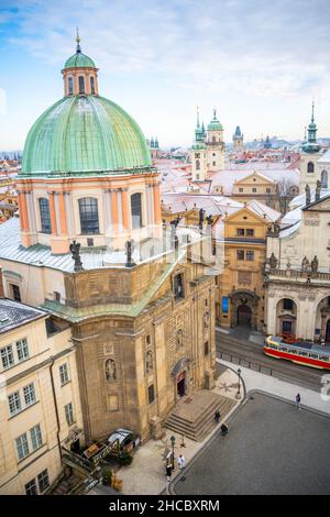 Prag, Tschechische Republik - 26. Dezember 2021: Panorama des Prager Klementinums und schneebedeckte Dächer im Winter, Tschechische Republik Stockfoto