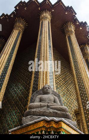 Hoher, golddekorierter Turm mit Buddha-Statue im Grand Palace Bangkok, Thailand Stockfoto